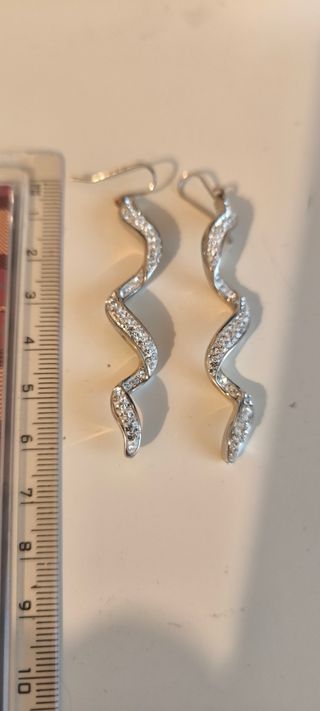 Pendientes largos plateados brillantes