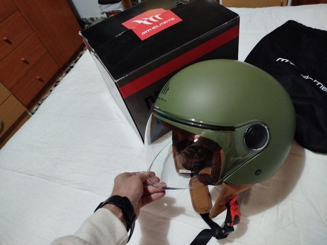 Casco moto verde militar.