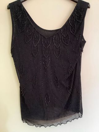 Top nero ricamato