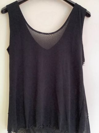 Top nero ricamato