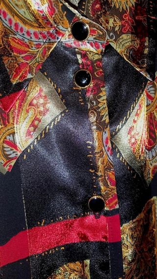 Camisa vintage negra y dorada