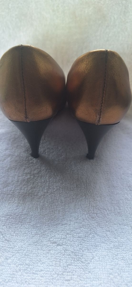 Zapatos dorados de tacón