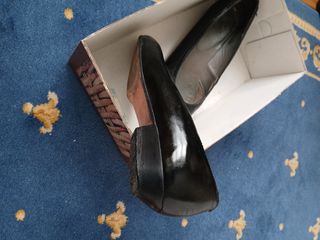 Zapatos negros cómodos, charol,  forrados piel.