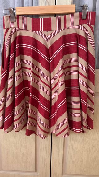 Falda Zara rayas rojas beige. Por la rodilla 
