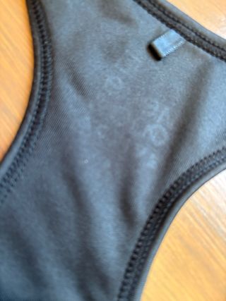 Top deportivo negro y gris