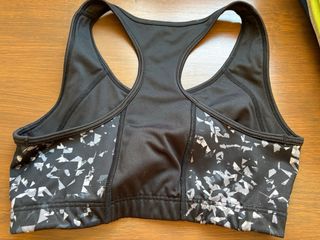 Top deportivo negro y gris