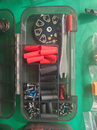 Set cableado servos, conectores y tornillos