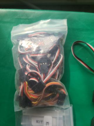Set cableado servos, conectores y tornillos