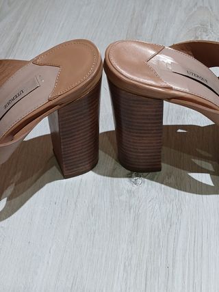 Sandalias UTERQÜE tacón negro, talla 41