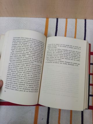 La muchacha de las bragas de oro / Los invitados