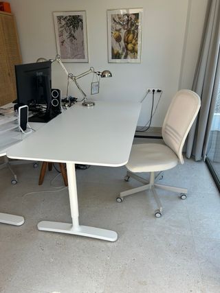 Escritorio y silla de oficina