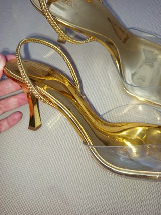 Tacones dorados Zara