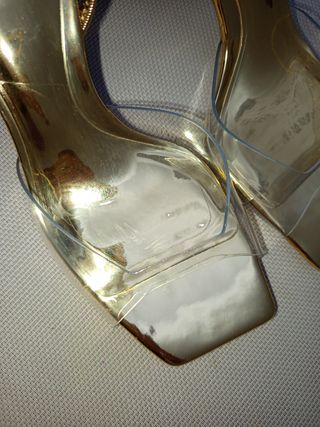 Tacones dorados Zara