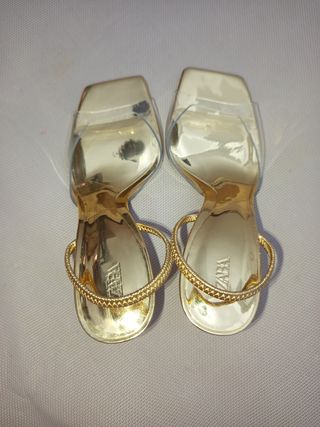 Tacones dorados Zara
