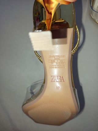Tacones dorados Zara