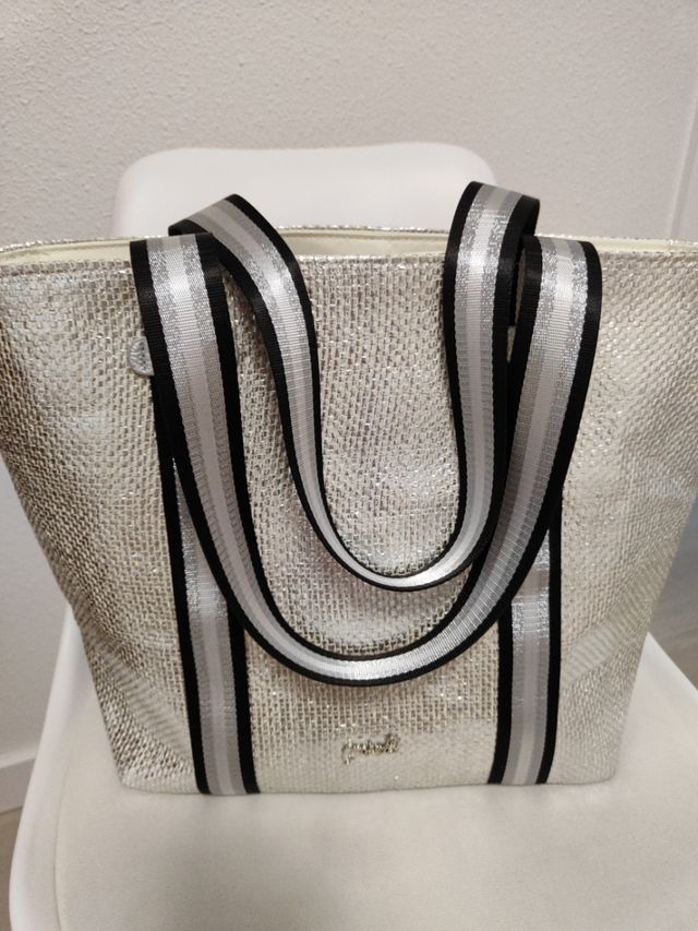 Bolso capazeta en plata, gran capacidad. 