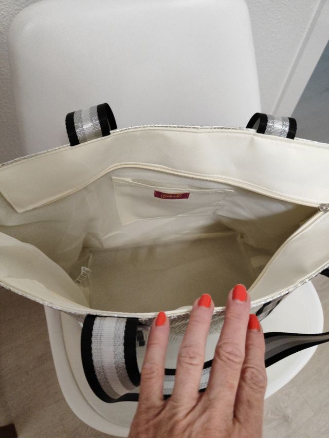 Bolso capazeta en plata, gran capacidad. 