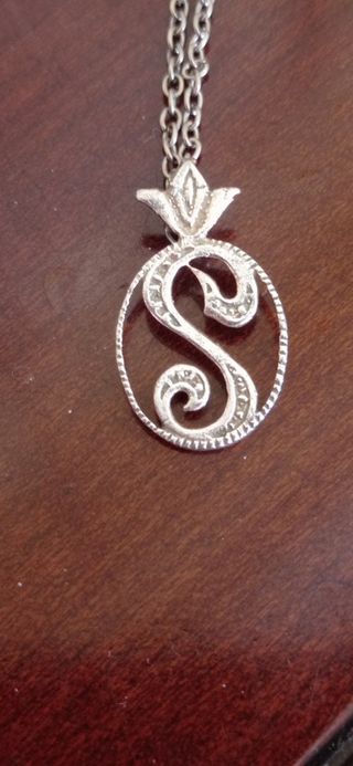 2 colgantes plata: Virgen de& letra S. Con cadena