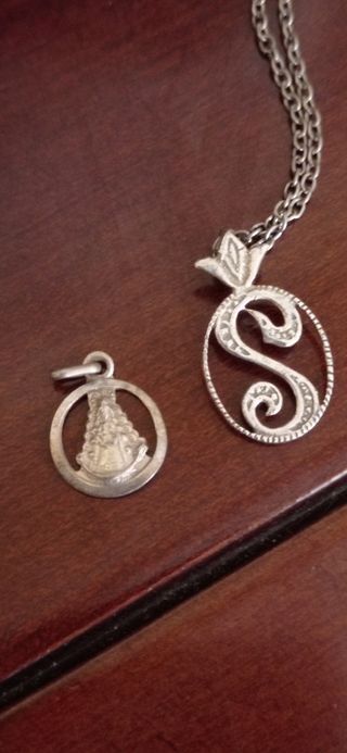 2 colgantes plata: Virgen de& letra S. Con cadena