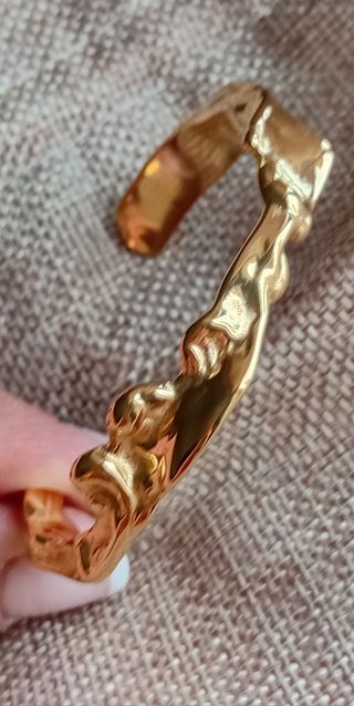 Brazalete dorado textura irregular