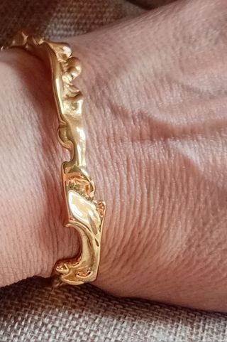 Brazalete dorado textura irregular