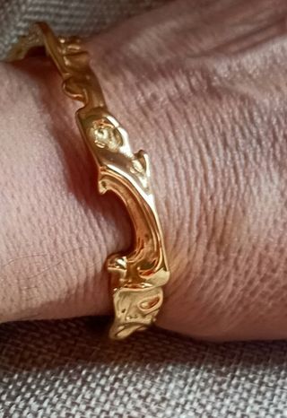 Brazalete dorado textura irregular