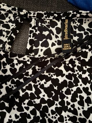 Blusa Stradivarius corazones negros - Talla S