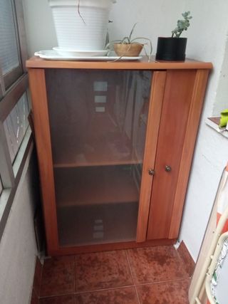 Mueble vitrina marrón