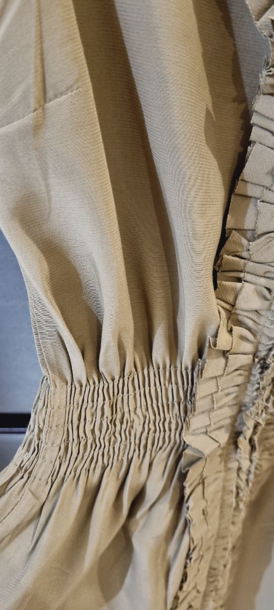 Vestido Zara verde caqui.