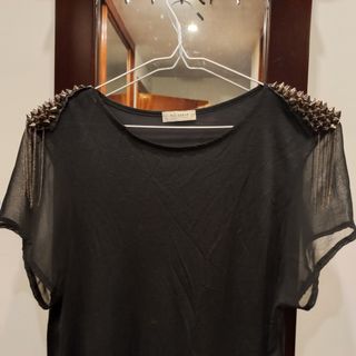 Camiseta negra XL hombros tachuelas