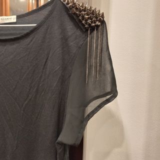 Camiseta negra XL hombros tachuelas