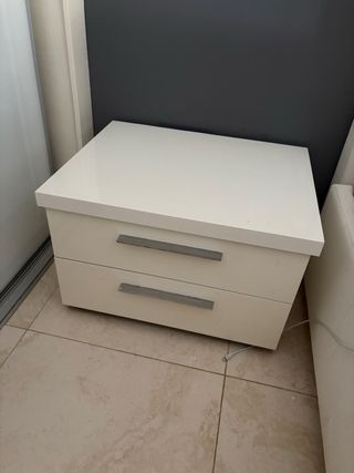 Mesita de noche blanca dos