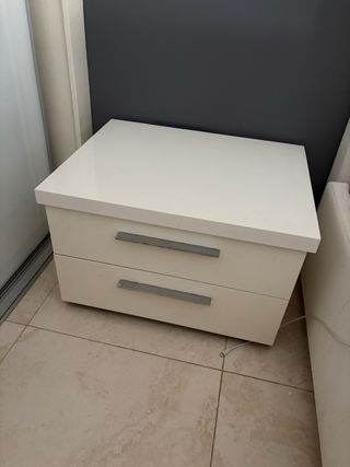 Mesita de noche blanca dos