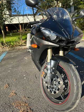 Yamaha R6 - Moto deportiva