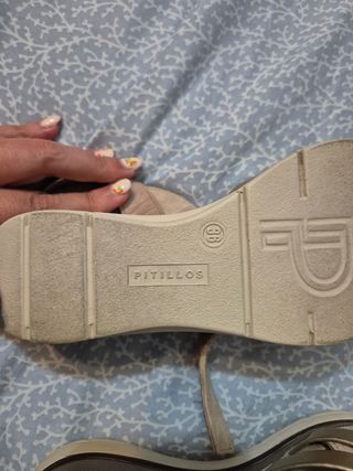 Sandalias Pitillos beige y dorado