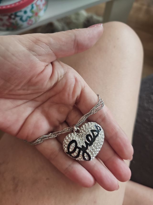 "Conjunto Guess: Collar, pendientes y pulsera