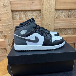 Air Jordan 1 Mid - Negro y Blanco