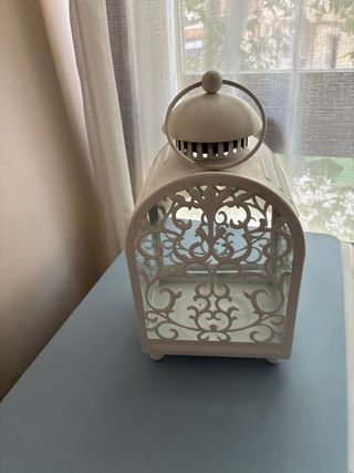 Farol blanco de metal con detalles