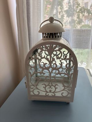 Farol blanco de metal con detalles