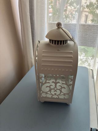 Farol blanco de metal con detalles