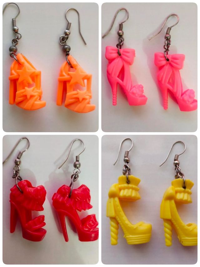 Pendientes hechos con zapatos de Barbie