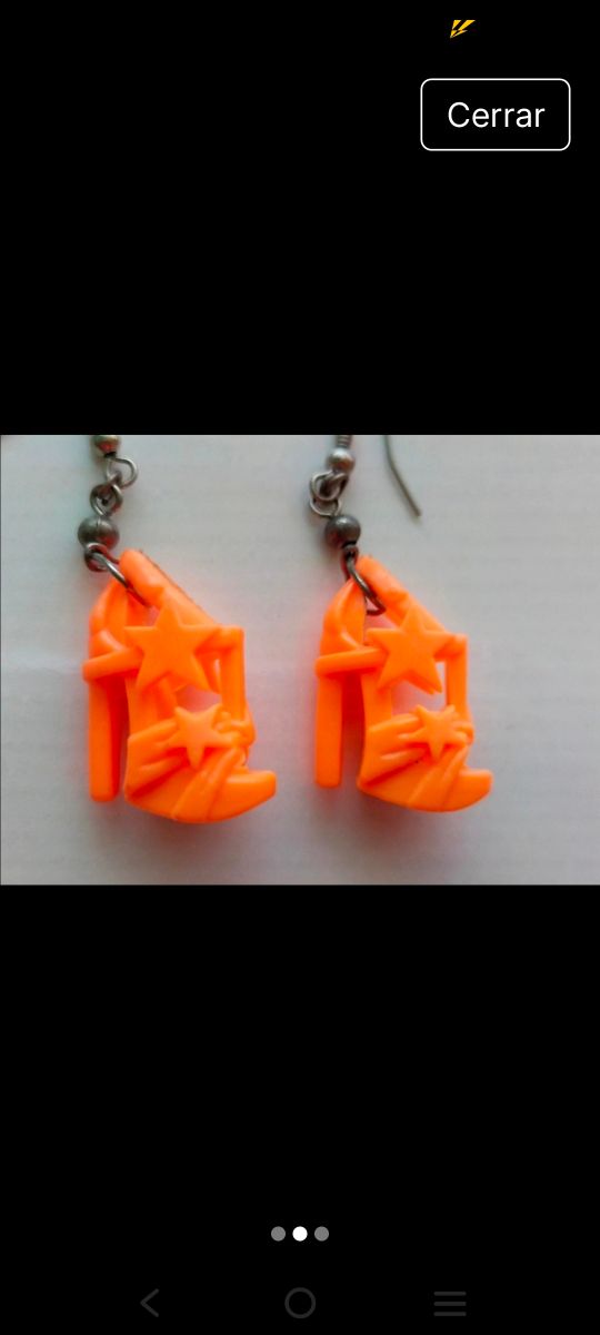 Pendientes hechos con zapatos de Barbie