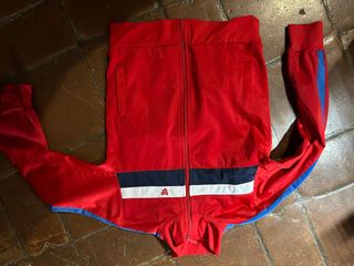 Chaqueta chándal roja 14 años y gris 12 años.