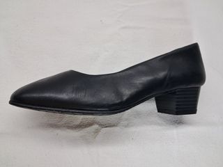 Zapato salón estilo Flamenca, de piel negra.