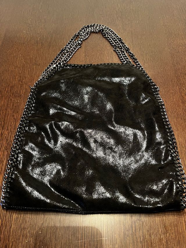 Bolso de hombro con cadena metallica