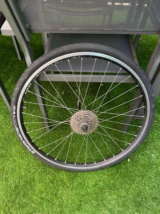 Rueda de carretera de bici 26" usada.
