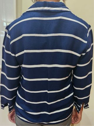 Camisa azul marino con rayas blancas