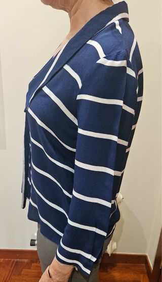 Camisa azul marino con rayas blancas