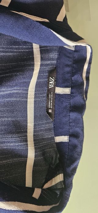 Camisa azul marino con rayas blancas
