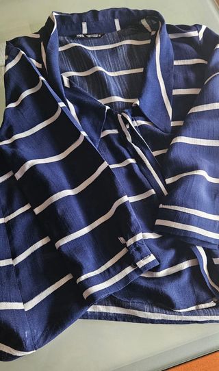 Camisa azul marino con rayas blancas